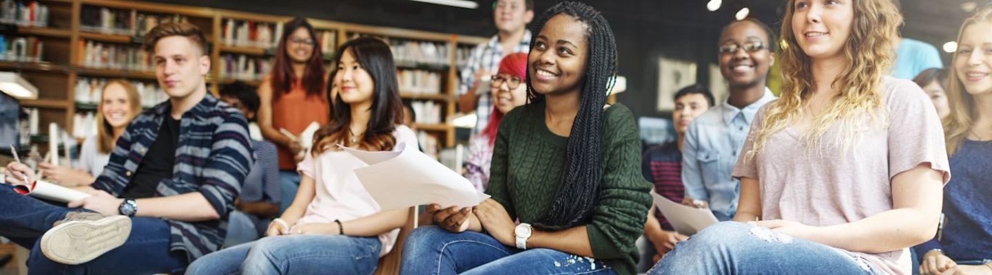 一群IDP學生在課室內一起學習。